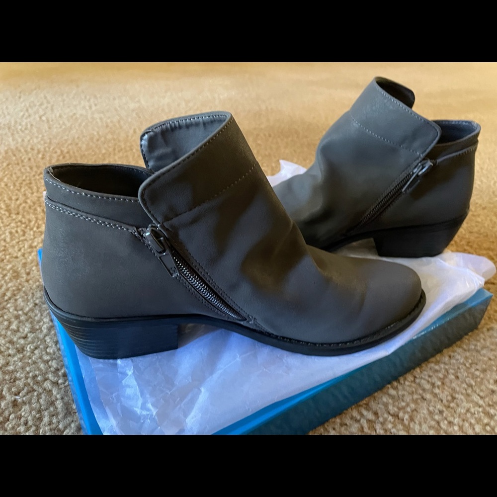 Women’s 8 1/2 Grey Ankle Boots